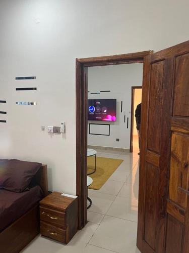 Una televisión o centro de entretenimiento en Residence Alasr