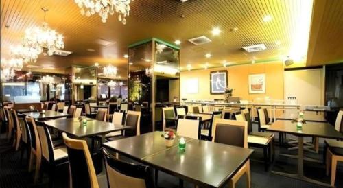 a dining room with tables and chairs in a restaurant at Diamond Hotel Tokyo in Tokyo