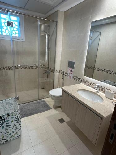 une salle de bain avec toilettes, lavabo et douche dans l'établissement F1 - Ivy Studio Golf View Ansam Yas Island, Theme Parks, à Abu Dhabi