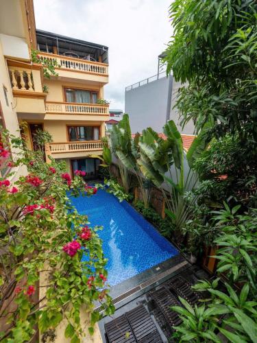 an outdoor swimming pool in the middle of a building at Lys Homestay in Ninh Binh