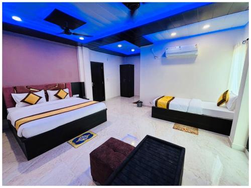 Un dormitorio con dos camas y un sofá. en Hotel Premium Imperial ! Varanasi, Near Kashi Vishwanath Temple And Dashashwamedh Ganga Aarti Ghat, Fully Air conditioned & Spacious Room - Prime Location wifi- Lift and Room Service Facilities, BEST HOTEL IN VARANASI, en Rāmnagar