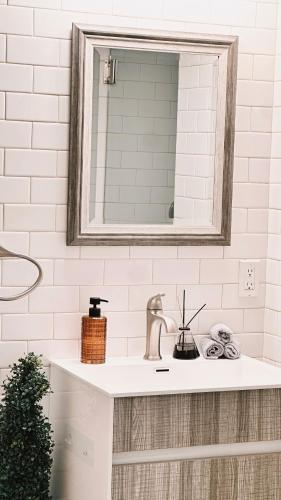 a bathroom with a sink and a mirror at Downtown 5B2B Apt, Sleeps 10, Near PPAC & Events in Providence