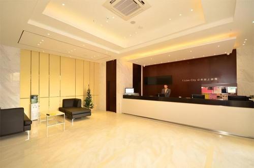 a lobby of a hotel with a reception desk at City Comfort Inn Wuhan Guanggu Textile University in Wuhan