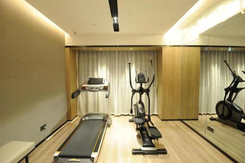 Gimnasio o instalaciones de fitness de Echarm Hotel Nanning Chaoyang Square River View