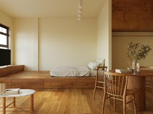 Un dormitorio con una cama y una mesa y sillas. en DECATHLON Camping House-Spacious Living with POOL-City Central, en Hanói