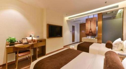 a large hotel room with a bed and a desk at James Joyce Coffetel Shijiazhuang the Mixc Jinyuan Tower Airport Bus in Shijiazhuang
