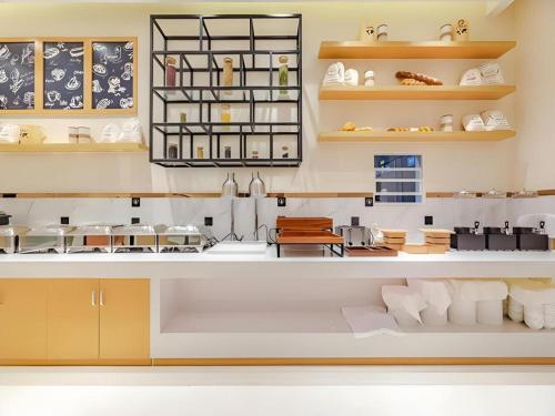 a kitchen with aasteryasteryasteryasteryasteryasteryasteryasteryasteryasteryasteryastery at City Comfort Inn Chengdu Southwest University of Finance and Economics Wansheng Metro Station in Chengdu