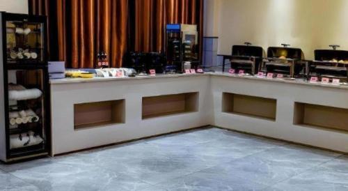 a counter in a room with aasteryasteryasteryasteryasteryasteryasteryasteryastery at GreenTree Inn Express Yingtan Yujiang Railway Station in Yingtan