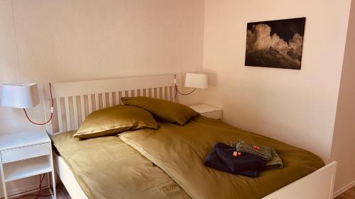 WalkenriedにあるKirchblickapartment Zorgeのベッドルーム1室(ベッド1台、バッグ付)