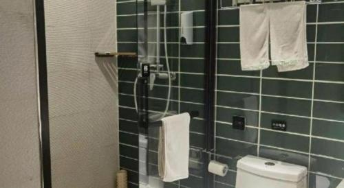 Ένα μπάνιο στο GreenTree Inn Express Chuzhou Langya District Government Chuhe Road