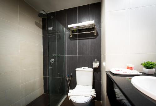 a bathroom with a toilet and a sink and a shower at Hotel Sentral Johor Bahru @ Woodland Causeway in Johor Bahru