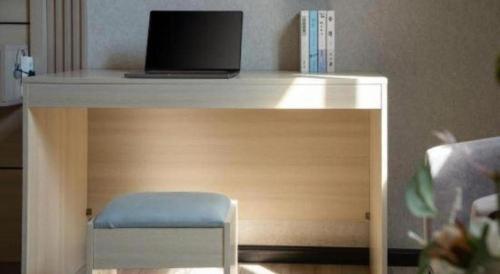 a white desk with a laptop on top of it at Borrman Hotel Yuxi Yuxing Road in Yuxi