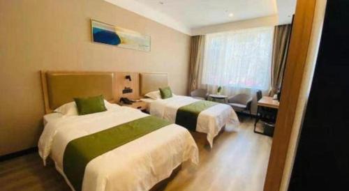 Ένα ή περισσότερα κρεβάτια σε δωμάτιο στο Shell Hotel Shandong Jinan Daming Lake
