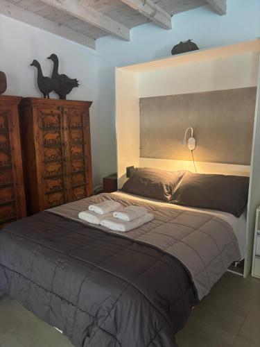 a bedroom with a bed with two towels on it at Loft Leloir in Villa Leloir