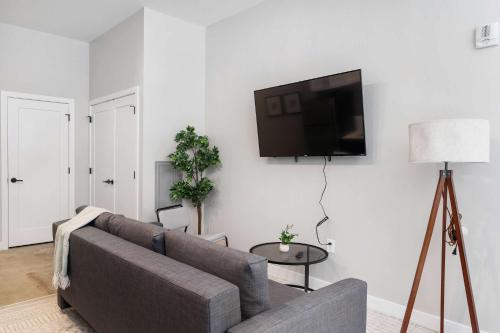 โทรทัศน์และ/หรือระบบความบันเทิงของ CozySuites Modern 1BR OTR District #02