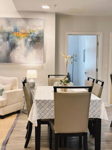Istumisnurk majutusasutuses Downtown 3B2B Apt with full kitchen, Sleeps 6,Near PPAC & Dining