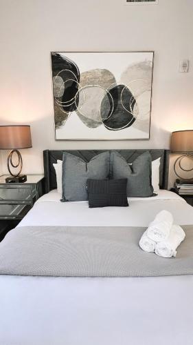 Voodi või voodid majutusasutuse Downtown 3B2B Apt with full kitchen, Sleeps 6,Near PPAC & Dining toas