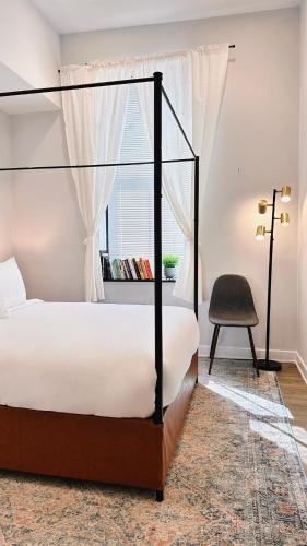 Voodi või voodid majutusasutuse Downtown 3B2B Apt with full kitchen, Sleeps 6,Near PPAC & Dining toas