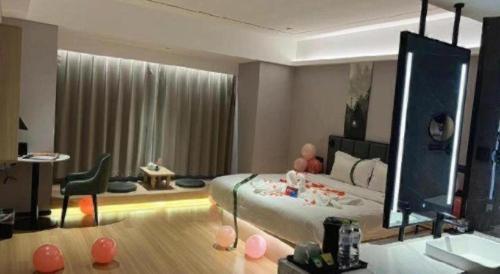 Letto o letti in una camera di GreenTree Inn Jinan West Station Exhibition Center