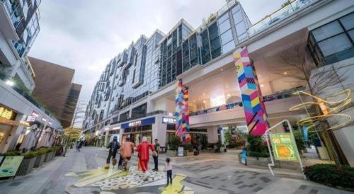 a group of people walking in a shopping mall at F-TOWN Fangtang Hotel (Shenzhen Longgang Tian'an Digital City Huanggekeng Subway Station) in Shenzhen