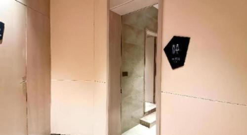 Ένα μπάνιο στο Echarm Hotel Wuhan Gaotie Jianshe 2nd Road Metro Exit