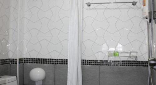 a bathroom with a shower with a shower curtain at Malang Por Hotel in Ban Yuan