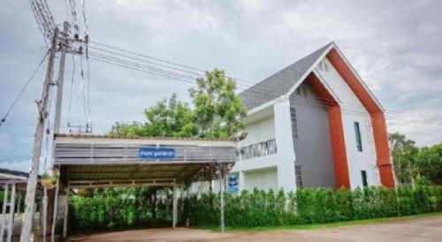 a building with a sign in front of it at Malang Por Hotel in Ban Yuan