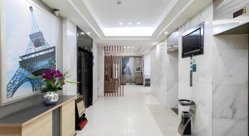 a room with a hallway with a lobby with a tower at City Comfort Inn Wuhan Jiefang Avenue Xinrong Light Rail Station in Wuhan