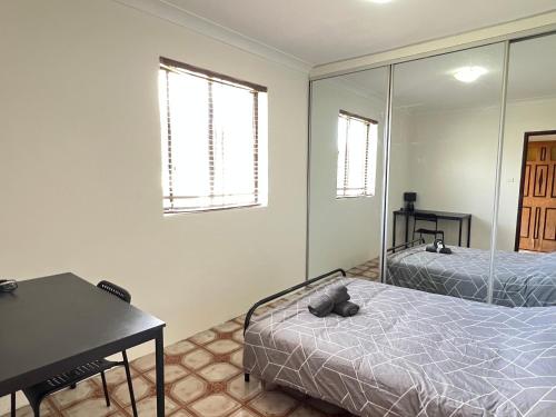 Gallery image of Spacious Queen Room in Lurnea - L3 