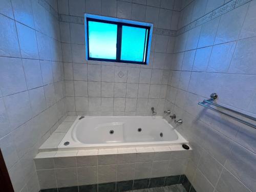 Gallery image of Spacious Queen Room in Lurnea - L3 