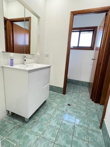 Gallery image of Spacious Queen Room in Lurnea - L3 