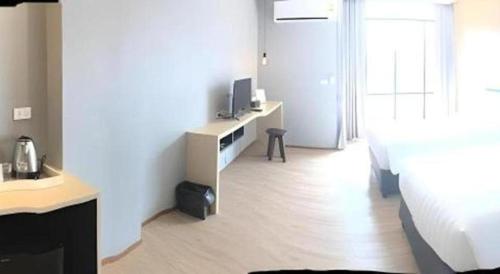 Una cama o camas en una habitación de Sans Hotel