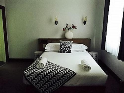 Ένα ή περισσότερα κρεβάτια σε δωμάτιο στο Burkes Hotel Motel