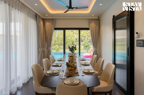 StayVista at The Amaryllis with Heated Pool & Projector Set-Upにあるシーティングエリア