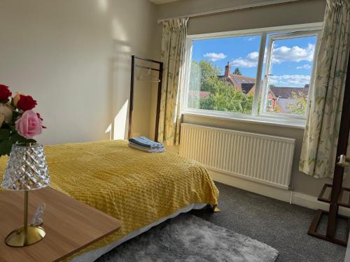 Postel nebo postele na pokoji v ubytování Oxford Detached Villa 5 Rooms Free Parking 4km from City Center