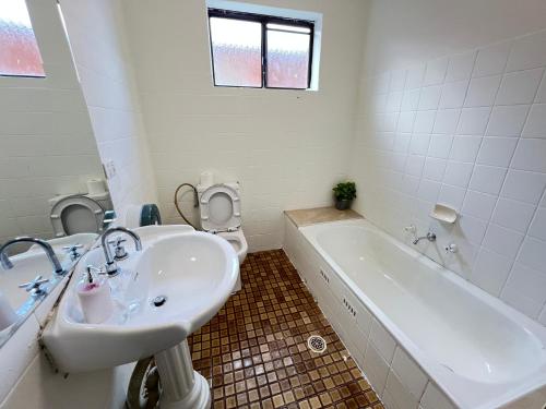 Phòng tắm tại Spacious Queen Room in Two Story House - L6