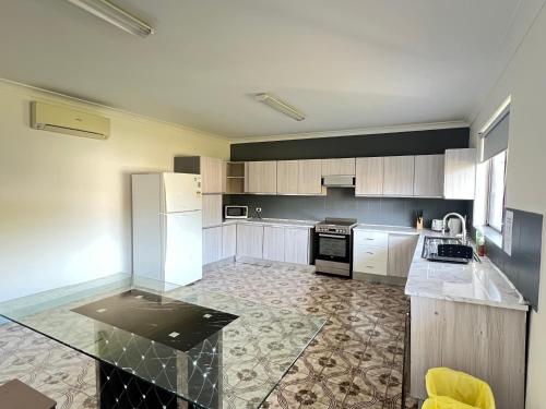 Nhà bếp/bếp nhỏ tại Spacious Queen Room in Two Story House - L6