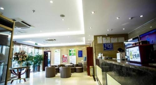 a restaurant with a counter and chairs in a room at GreenTree Inn Luoyang Zhongzheng Street Express Hotel in Luoyang