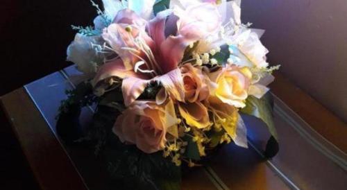 a bouquet of flowers sitting on top of a table at OYO 769 Ban Thassanee in Chiang Mai