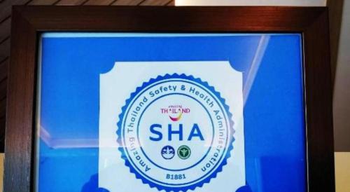 a framed picture of a sha sign in a wooden frame at Phuglong Hotel in Phayao