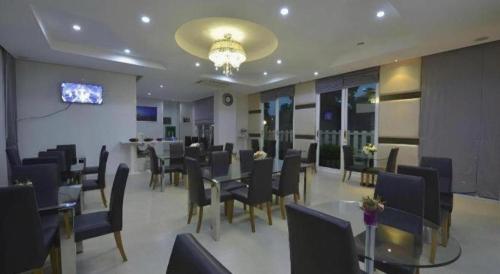 a restaurant with a dining room with tables and chairs at Phuglong Hotel in Phayao