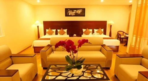 New Palace Bac Lieu Hotelにあるシーティングエリア