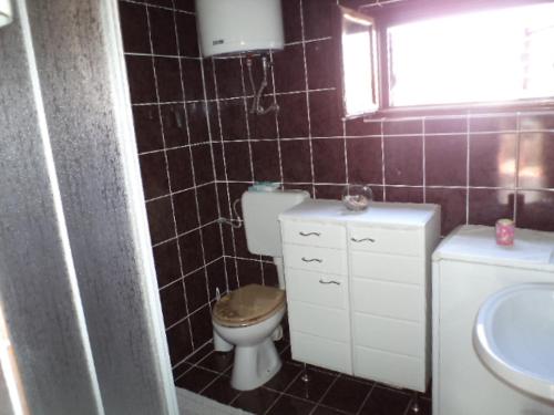 uma casa de banho com um WC e um lavatório em Apartment Beach 4 you em Kožino