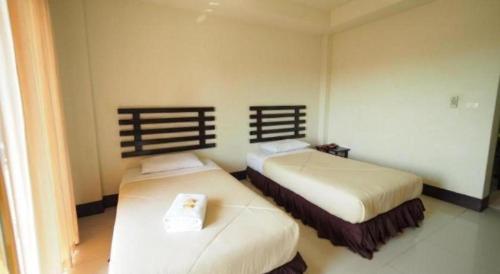 a room with two beds in a room at AmornSukhothai Hotel in Sukhothai