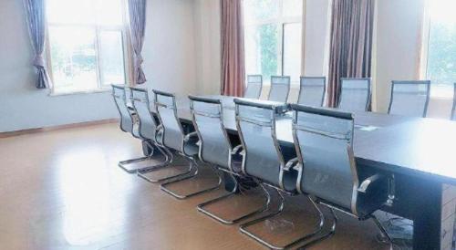 a conference room with a long table and chairs at GreenTree Inn Qingdao Jiaozhou Jiaoping Road Express Hotel in Qingdao