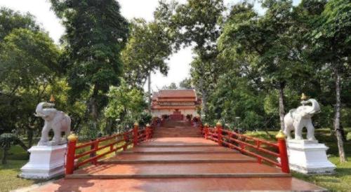 a path leading to a temple with two statues at OYO 726 Sookjai Cafe and Hostel in Chiang Mai