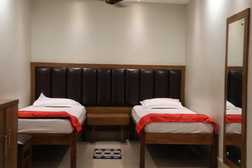 Кровать или кровати в номере Raghunandan Residency