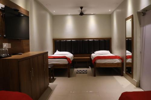Кровать или кровати в номере Raghunandan Residency