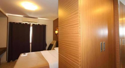 Ένα ή περισσότερα κρεβάτια σε δωμάτιο στο Honey Lodge