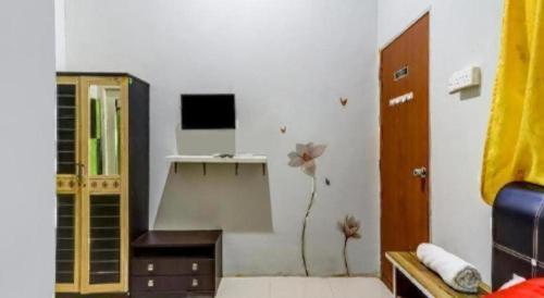 a room with a desk and a computer on the wall at OYO 91296 Nagoya Guesthouse in Nagoya
